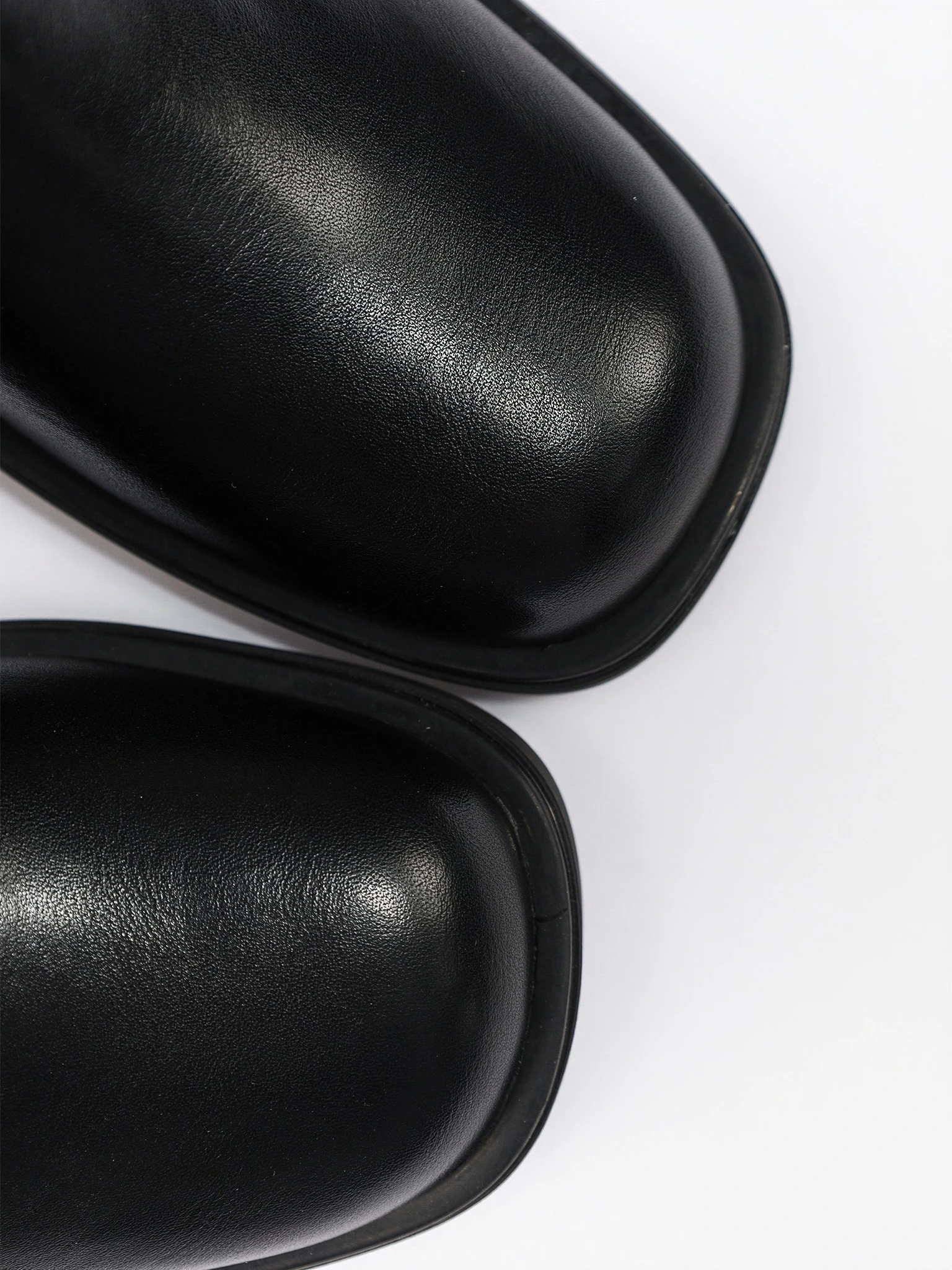 Сапоги укороченные с отворотом черного цвета